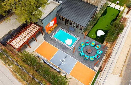 Govalle House | Heated Pool~Pickleball~Every Amenity! TX Top 10