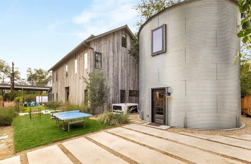 Govalle House | Heated Pool~Pickleball~Every Amenity! TX Top 10