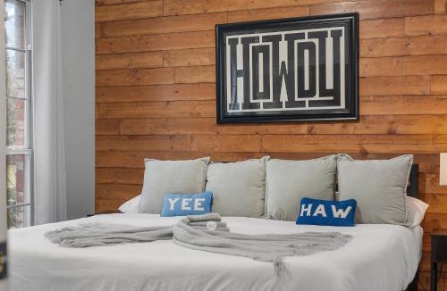 McKinney House | Heated Pool PoolTable HotTub Sleeps 16 Renovated