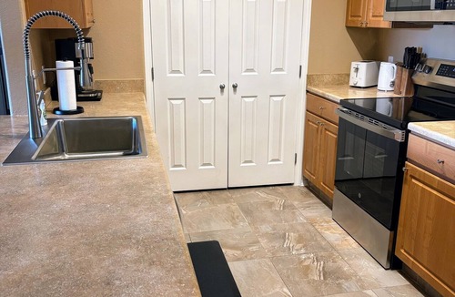 Parkwood Ranch Condo | Heated Pools, King Bed, Fast Wi-Fi – Gated East Mesa 3BR Condo with Balcony