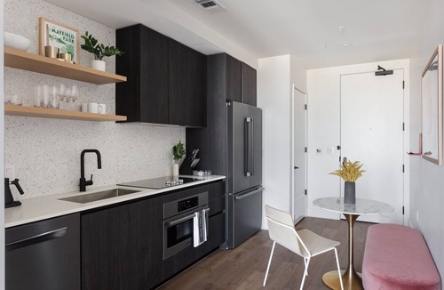 Rainey Street Historic District Condo | Heated Rooftop Pool | Free Parking! | Skyline View