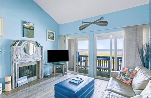 Sailhouse Apartment | HGTV's Beachfront Bargain Hunt on the water in Rockport