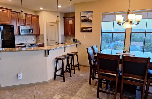 Oatmeal House | Hickory Lake House on Lake Travis 5 min to Hidden Falls Adv Park or Camp Creek