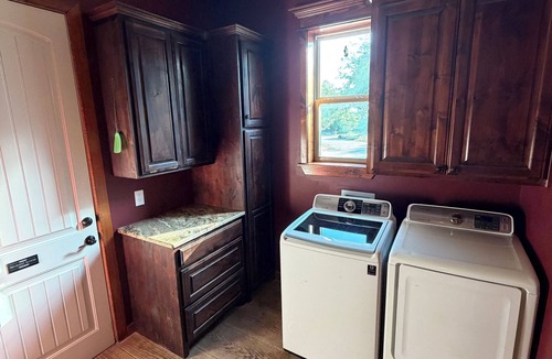 Burkett House | Hidden Gem: Private 3BR Retreat in Cross Plains