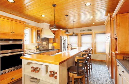 Red River House | High Expectations - In Town - Hot Tub - Fireplace - Adjustable Bed - Fenced Yard