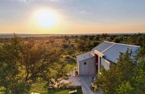Johnson City House | Hill Country Barn - Sauna & Cedar Hot Tub