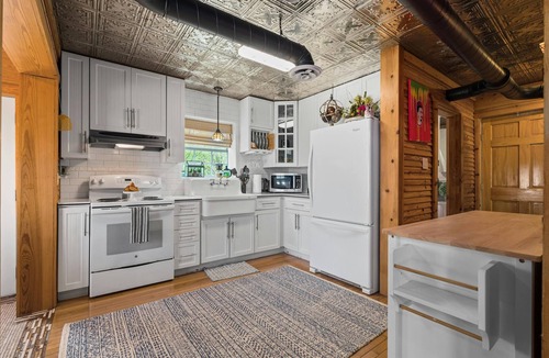 Fredericksburg House | Hill Country Cabin w/hot tub and dog friendly!