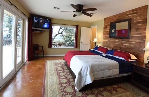 Utopia House | Hill-Top Oasis with Private pool and Hot tub Minutes from Garner and Lost Maples