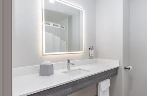 Granbury Hotel | Holiday Inn Express and Suites Granbury by IHG