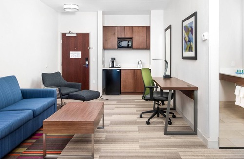 Conroe Hotel | Holiday Inn Express Hotel & Suites Conroe I-45 North by IHG