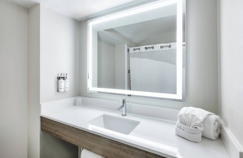 Park Central Hotel | Holiday Inn Express & Suites Dallas Park Central Northeast by IHG