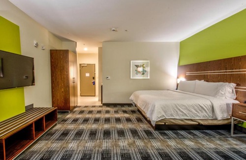 Farmers Branch Hotel | Holiday Inn Express & Suites Dallas NW - Farmers Branch by IHG