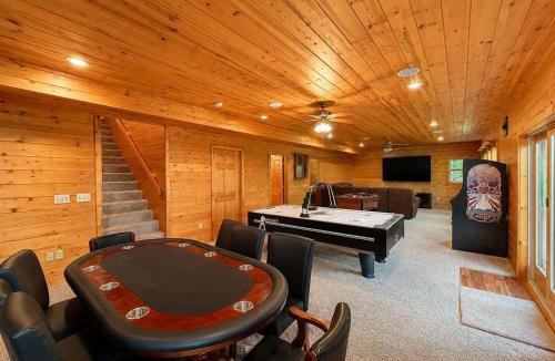 Roach House | Hollow Tree Lodge with Game Room