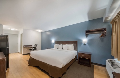 West San Antonio Hotel | HomeTowne Studios by Red Roof San Antonio - Seaworld/Northwest