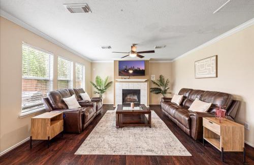 Houston House | Hot Tub HTown Getaway Yard BBQ Air Hockey WiFi