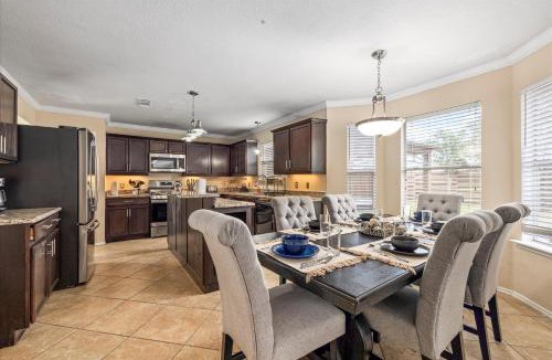 Houston House | Hot Tub HTown Getaway Yard BBQ Air Hockey WiFi