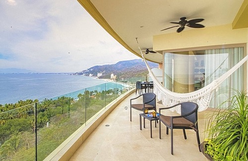 Puerto Vallarta Resort | hot tub on deck