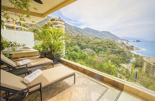 Puerto Vallarta Resort | hot tub on deck