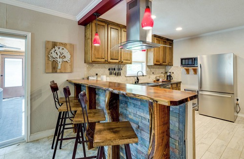 Bryan Cottage | Hot Tub + Outdoor Kitchen: Stylish Home in Bryan