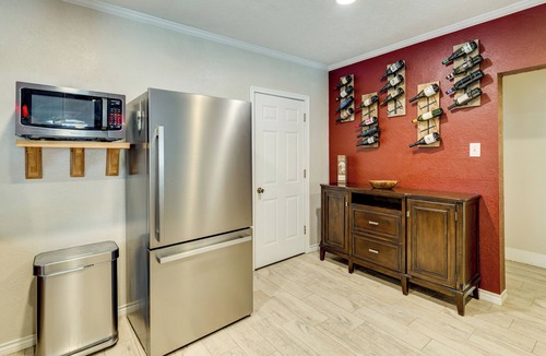 Bryan Cottage | Hot Tub + Outdoor Kitchen: Stylish Home in Bryan