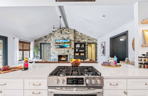 Manor House | Hot Tub + Pool + Firepit + Gameroom ~ Separate Guesthouse