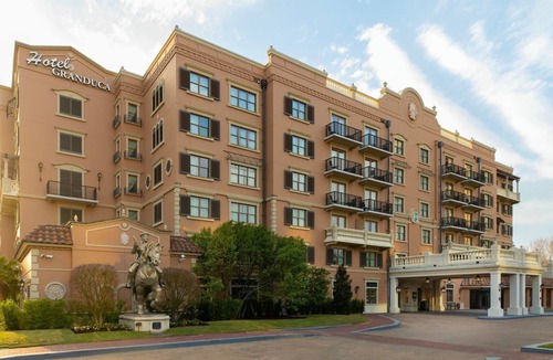 Uptown Hotel | Hotel Granduca | 2 Premier Suite Two Beds Pool View Balcony | Premier Location