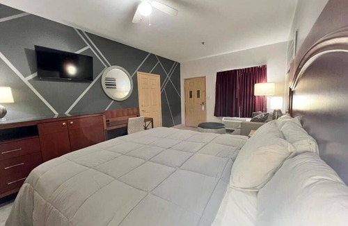 Port Isabel Hotel | Hotel in Downtown Port Isabel Room with AC, WiFi, Refrigerator, Microwave & Pool