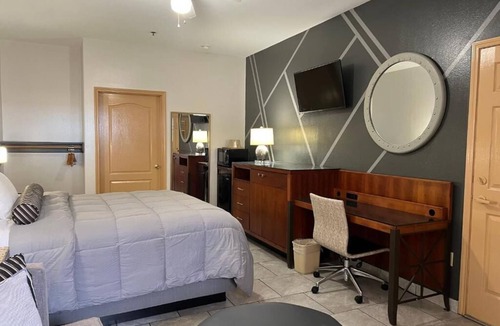 Port Isabel Hotel | Hotel in Downtown Port Isabel Room with AC, WiFi, Refrigerator, Microwave & Pool