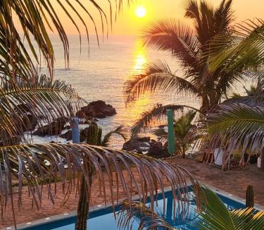 Cuatunalco Bed & Breakfast | Hotel Luz de Mar ' right on the beach
