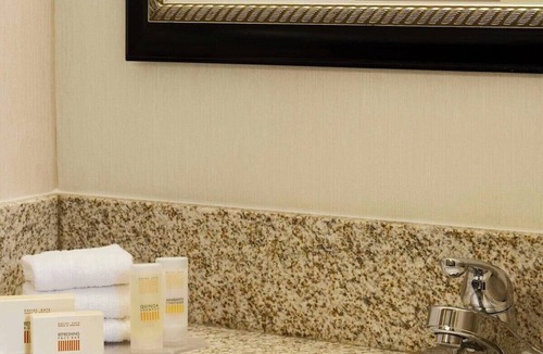 Southeast Houston Hotel | HOU Airport King Studio w/Pool, Gym