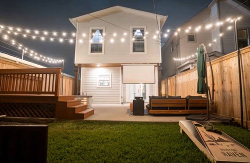Greater Heights House | Houston Heights: Pool+Outdoor Projector+Cornhole+Arcade
