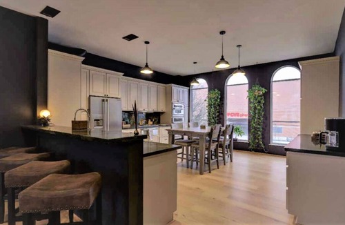 East Downtown Houston House | Huge Sunlit Loft w/Indoor Swing and Skyline Views