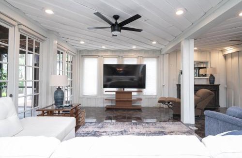 Riverview Villa | Huge Waterfront Mini-Resort w Gym, Dock & Pool