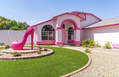 Glendale House | Iconic Barbie Dream House W/Pool, Mini Golf & Fun