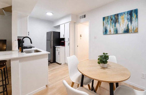 Hancock Apartment | Ideal 2BR king suite close to UT, Moody Center