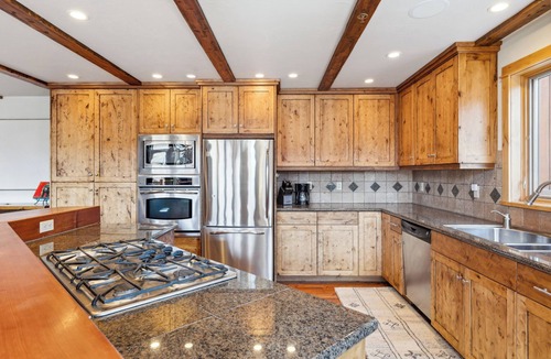 Big Sky House | Immaculate 4-bedroom + Loft, 4 parking spots, Walk to Resort, Ski-in/out
