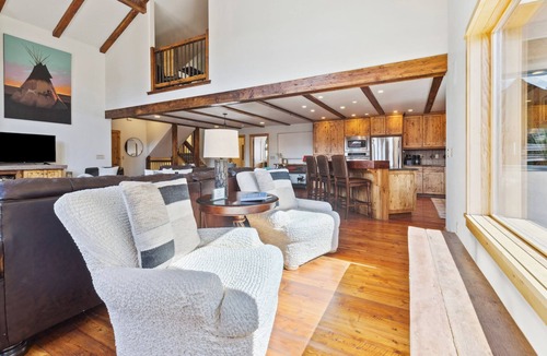 Big Sky House | Immaculate 4-bedroom + Loft, 4 parking spots, Walk to Resort, Ski-in/out