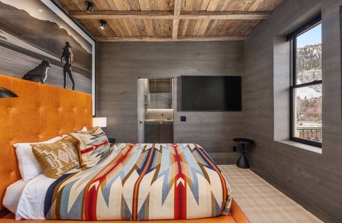 Downtown Hotel | Independence Square 300 | Newly Renovated Studio in Downtown Aspen | Rooftop Hot tub