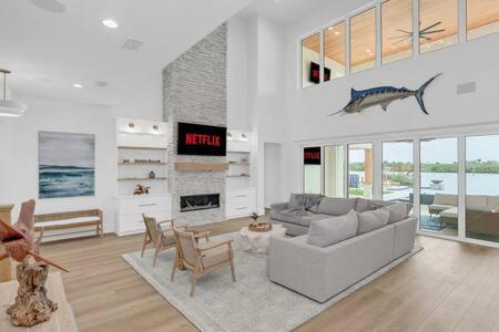Totem Park House | Infinity Pool Paradise I Luxe Waterfront Living