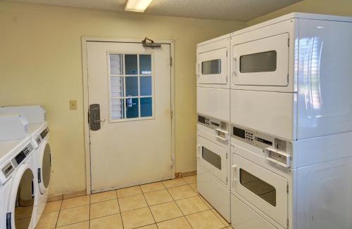 Southbelt/Ellington Hotel | InTown Suites Extended Stay Houston TX - Hobby Airport
