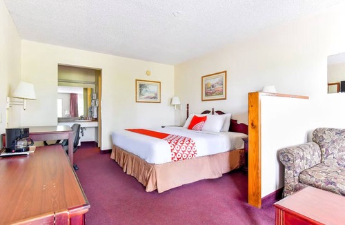 Tyler Hotel | Inviting King Room with Private Bathroom for a Comfortable Stay