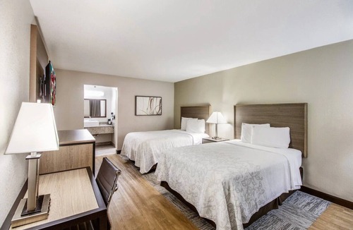 Addison Hotel | Inviting Room Close to WaterTower Theater - Relaxing Getaway