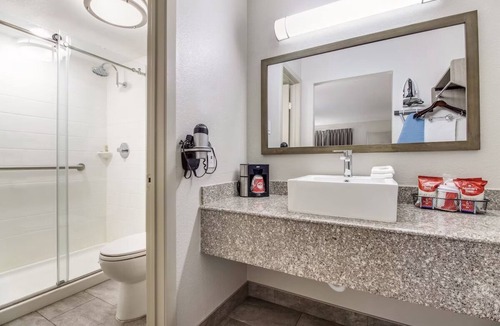 Addison Hotel | Inviting Room Close to WaterTower Theater - Relaxing Getaway