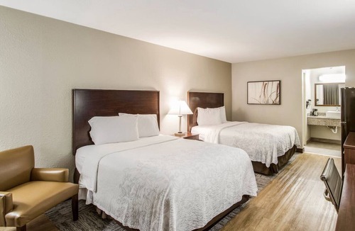 Addison Hotel | Inviting Room Close to WaterTower Theater - Relaxing Getaway