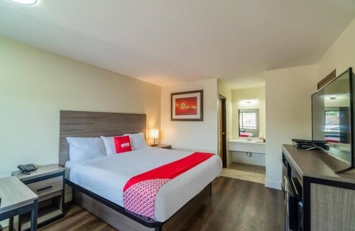 FM 1960 Hotel | Inviting Room w/King Bed Perfect for Family Houston Adventure