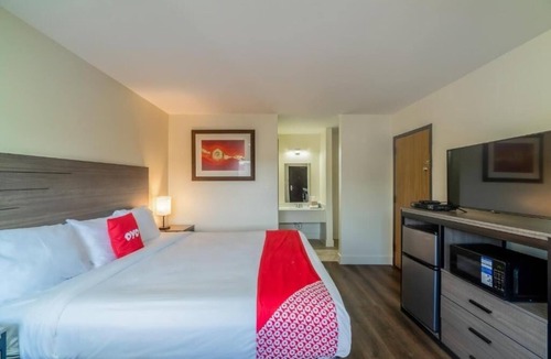 FM 1960 Hotel | Inviting Room w/King Bed Perfect for Family Houston Adventure