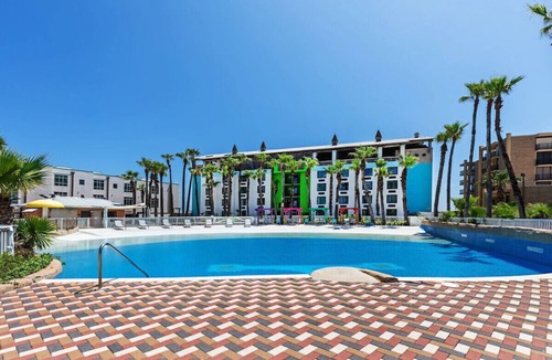 South Padre Island Hotel | Island Oasis Double Queen Suite-Pool & Beach