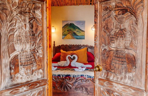 Panajachel Bed & Breakfast | Jenna's River Bed & Breakfast