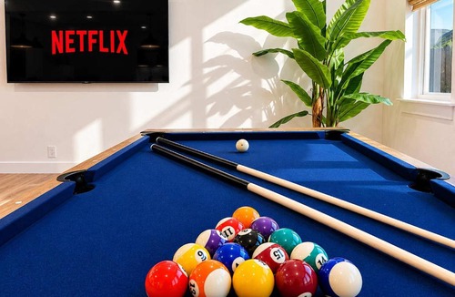 Dallas House | Karaoke Billiards PingPong Air Hockey & Rooftop Soccer Field