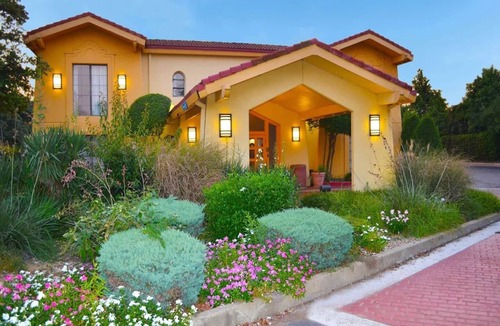 Texarkana Apartment | King Bed Accessible Non-Smoking